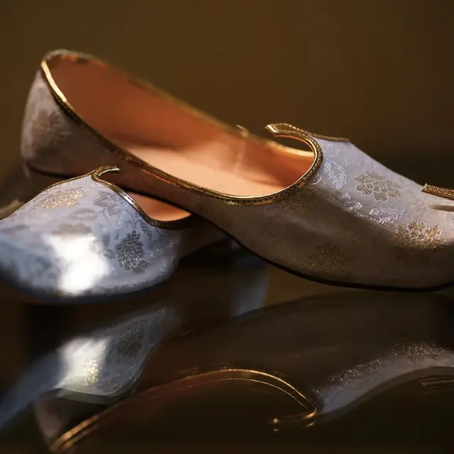 Silver Zari Mojari — 7